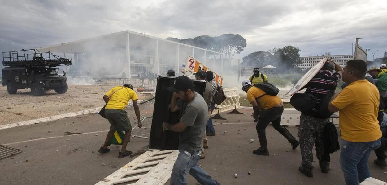 8 de Janeiro - Dia da Vergonha Nacional: Lembremos para nunca mais repetir!