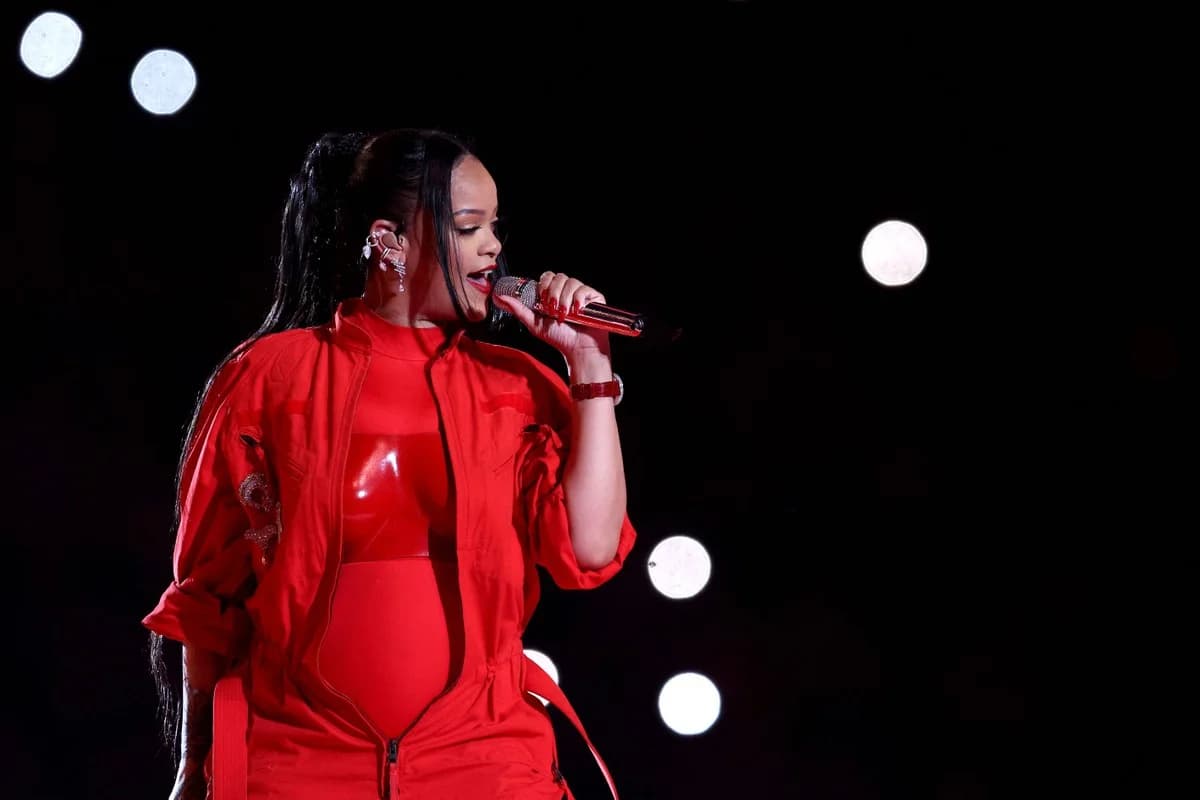 Surpresa na barriguinha de Rihanna é forçada a ser revelada no Super Bowl devido à 'falha' da roupa