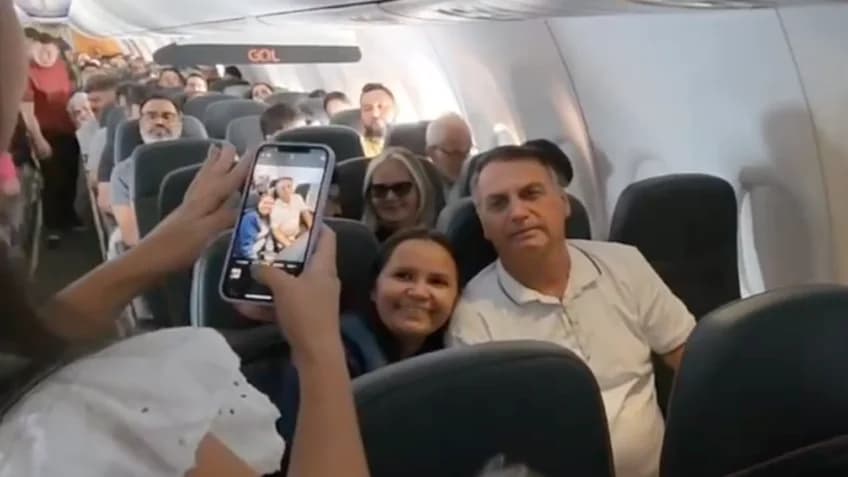 Bolsonaro recebe afagos bovinos de rebanho no Paraná