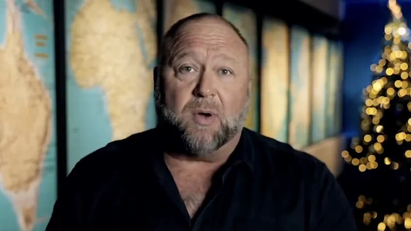 Elon Musk permite retorno controverso de Alex Jones no X, após enquete com usuários