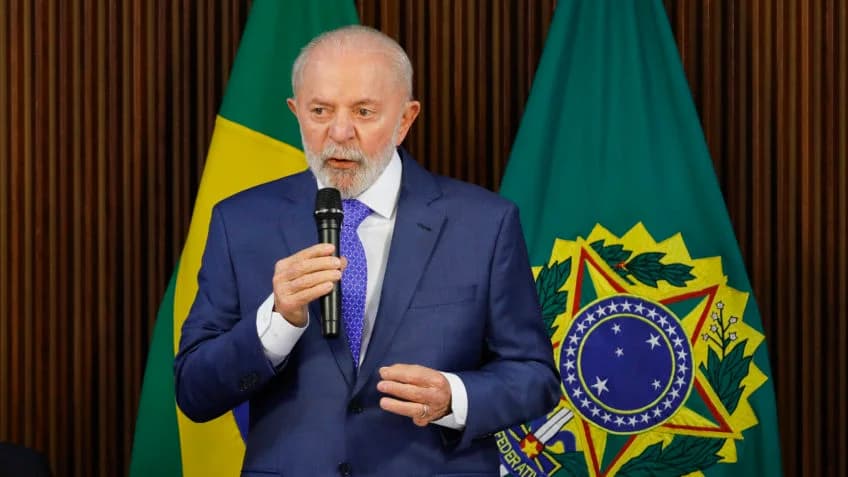 Lula afirma que só trocará ministros se necessário e que está satisfeito com a equipe atual