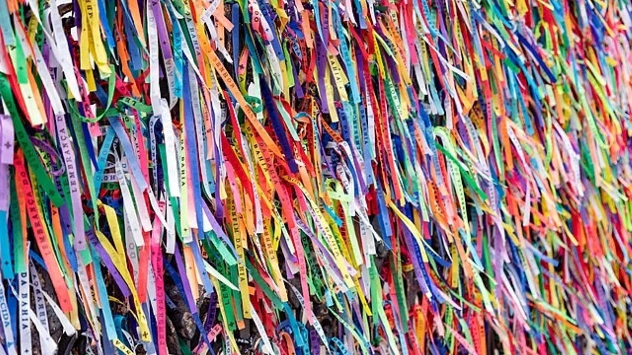 Descubra o simbolismo por trás das cores das fitas do Senhor do Bonfim