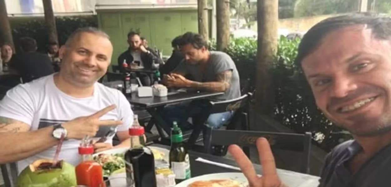 Amigo de Renato Cariani, Fábio Spínola, é indiciado por crimes que incluem lavagem de dinheiro