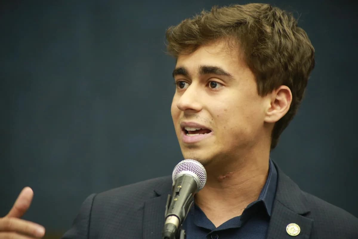 Comediante exige R$ 90 mil em ação legal contra Nikolas Ferreira e Fernando Holiday