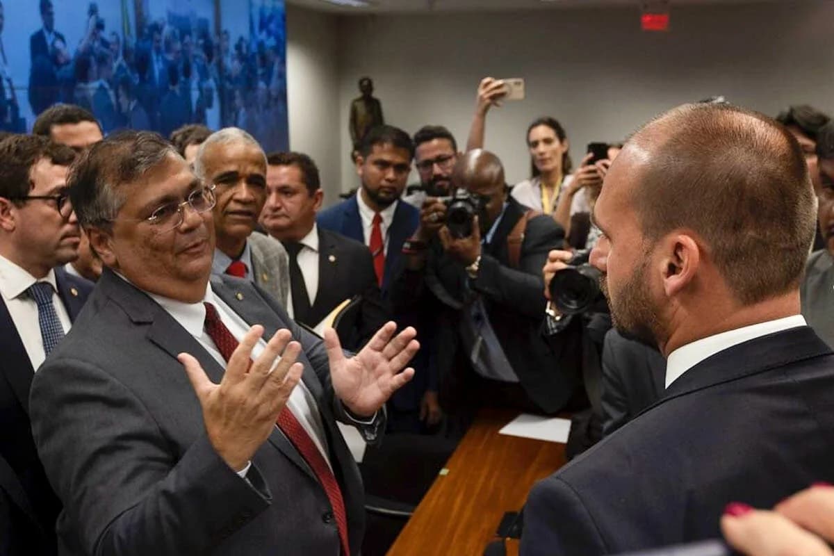 Desesperado Eduardo Bolsonaro tenta se explicar sobre foto com Dino