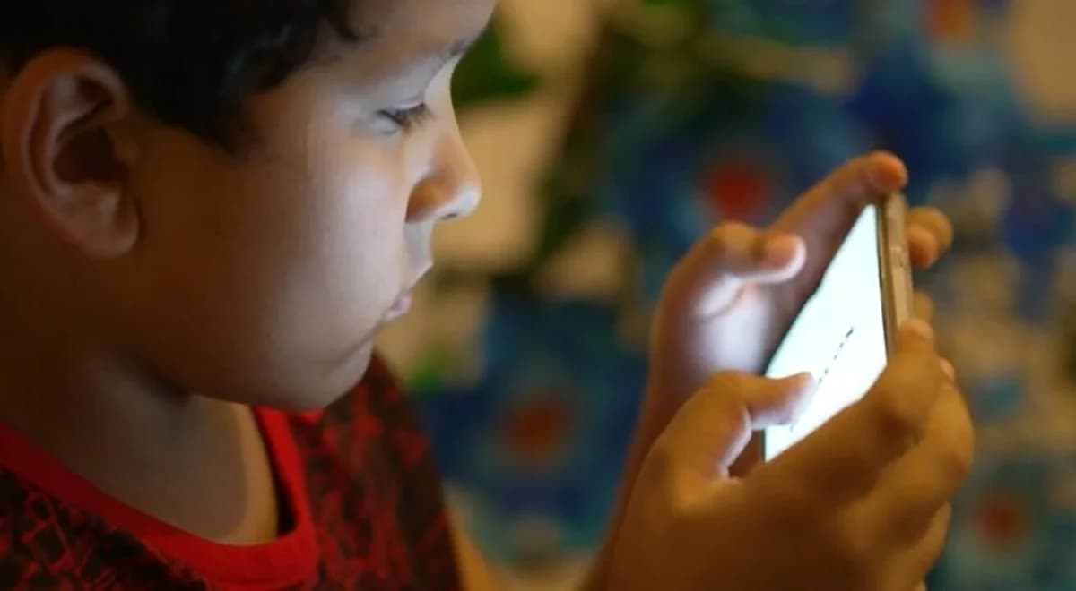 Especialistas alertam para problemas causados pelo uso excessivo de telas por crianças e adolescentes
