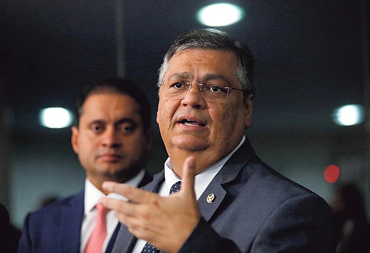 Flávio Bolsonaro aponta armas contra Flávio Dino durante sabatina