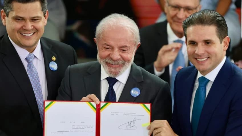 Pacto contra feminicídio é assinado sem verba; Lula diz que Estado deve "meter a colher, sim"