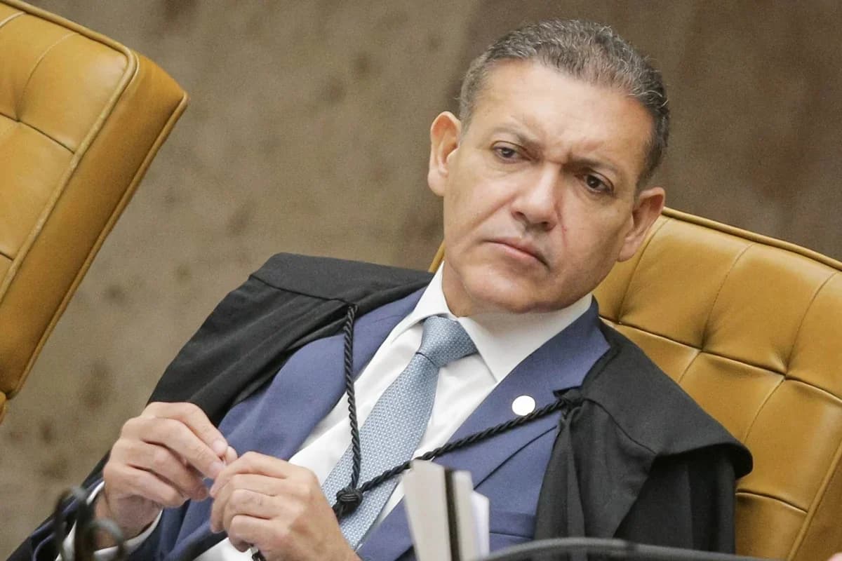 TSE manda suspender canal pró-Lula no WhatsApp