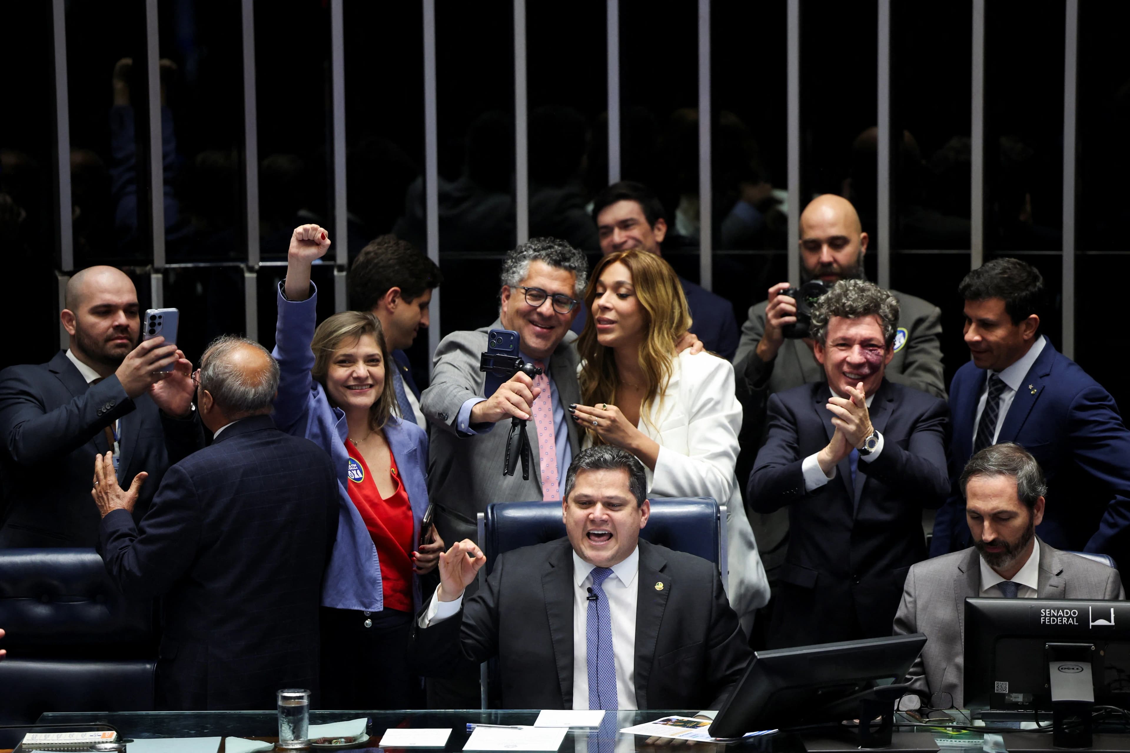 Oposição cobra debate, mas falta a quatro sessões da PEC 6x1