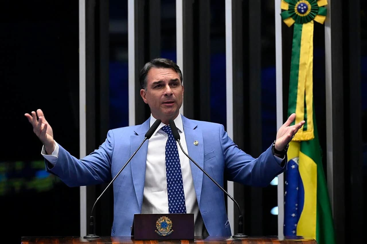 Alerta: Rede estrangeira usa posts pagos para inflar chances eleitorais de Flávio Bolsonaro