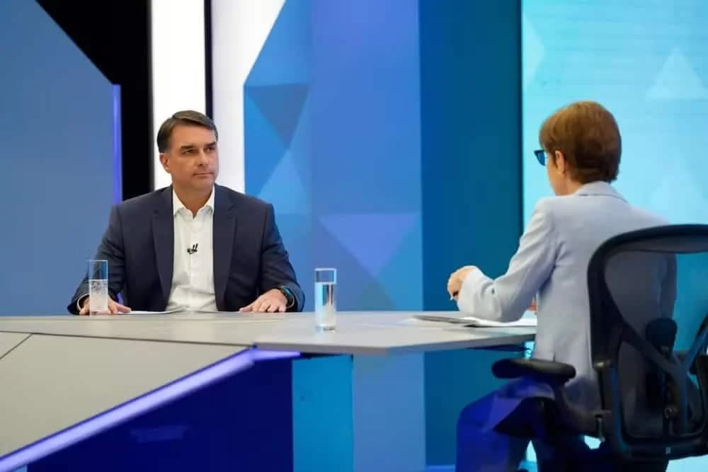 Desespero ao vivo: Flávio Bolsonaro mente na TV e tenta atacar a liderança de Lula