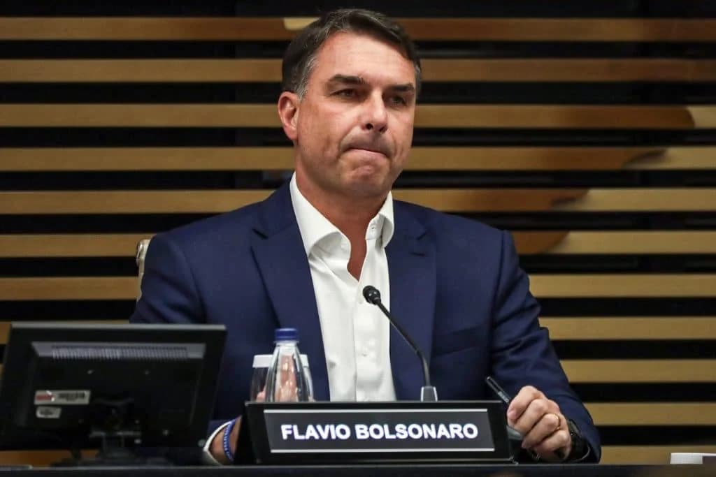 Plano de Flávio Bolsonaro ameaça salário-mínimo e propõe trabalho por hora