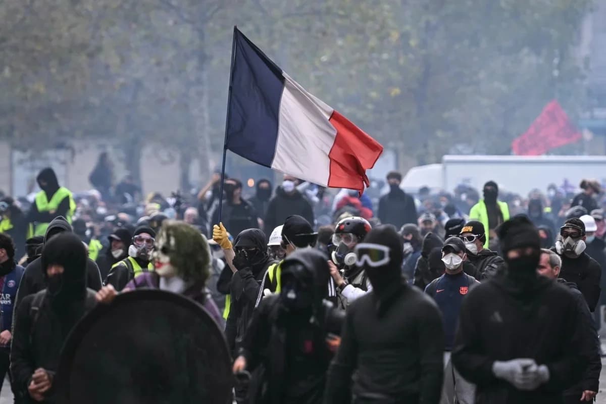 Caos na França: protestos deixam 1.200 presos e 150 policiais feridos