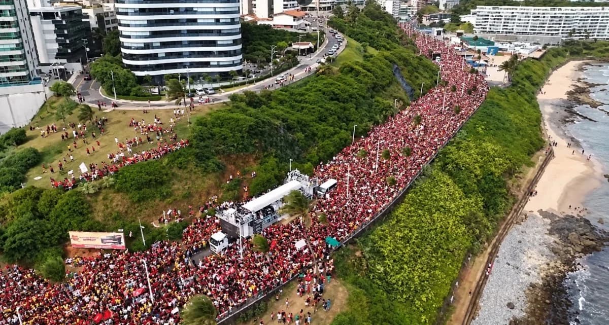 Multidão ocupa orla de Salvador em grande ato de apoio a Lula