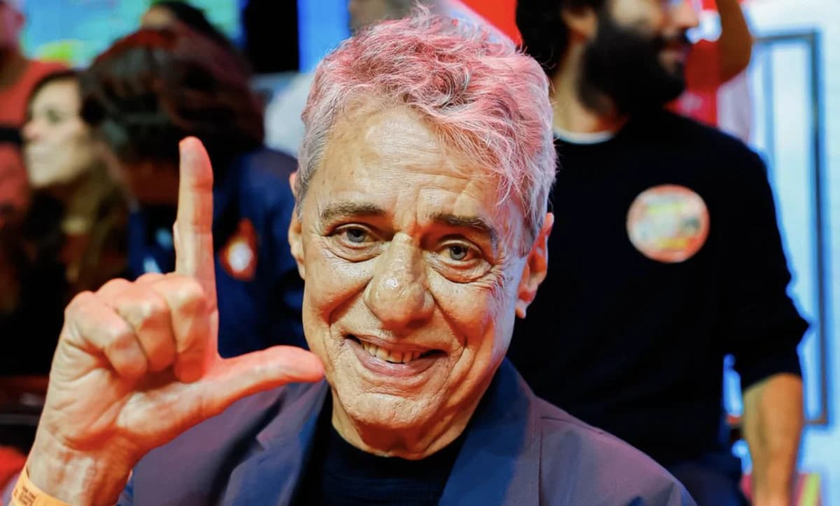 Ameaça ao país: Chico Buarque pede expulsão dos Bolsonaros da política e defende Lula