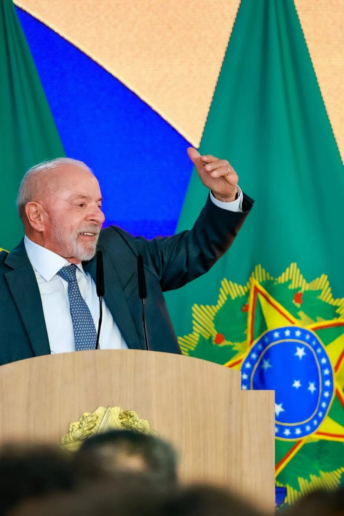 Lula alerta para ameaça ao Bolsa Família e anuncia perdão de dívidas para 4 milhões