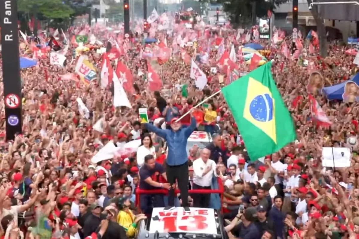 Lula ergue Constituição em mar de apoiadores na Paulista e convoca resistência democrática
