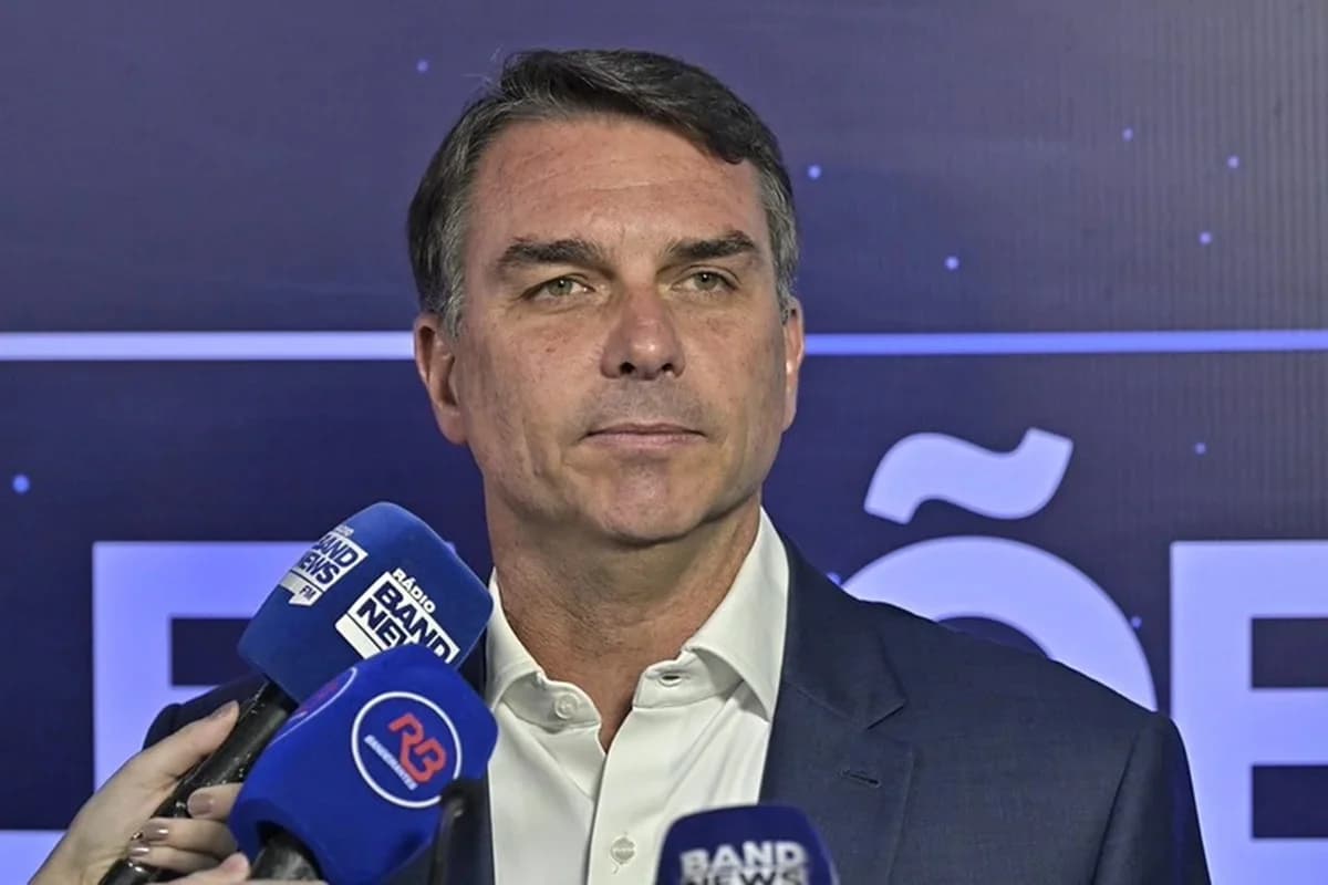 Flávio Bolsonaro rejeita vitória de Lula e tenta tumultuar processo eleitoral