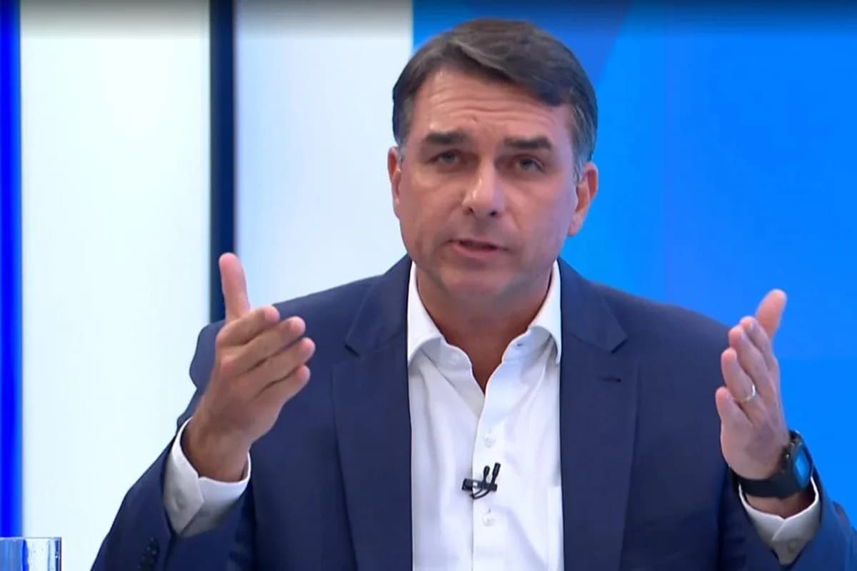 Flávio Bolsonaro descumpre ordem do STF e tem passaportes cancelados pela PF