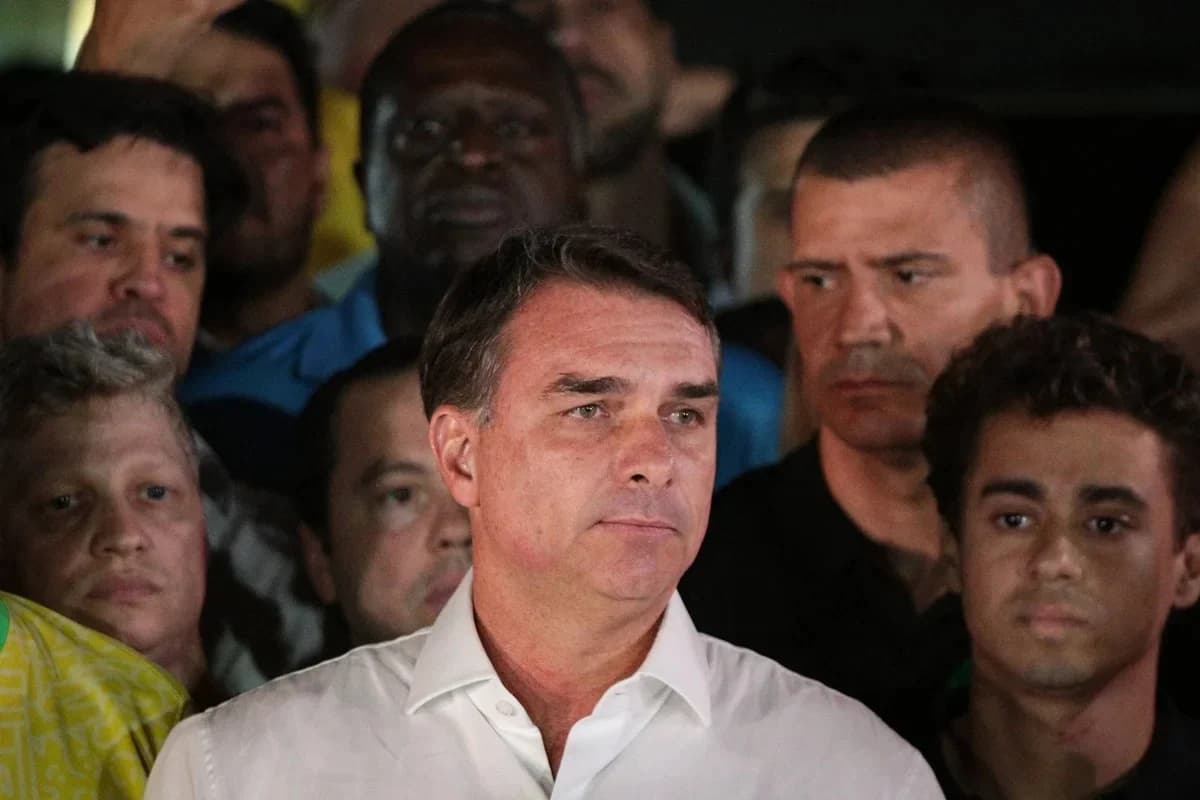 Alerta internacional: Flávio Bolsonaro é denunciado na Argentina por suspeita de fuga