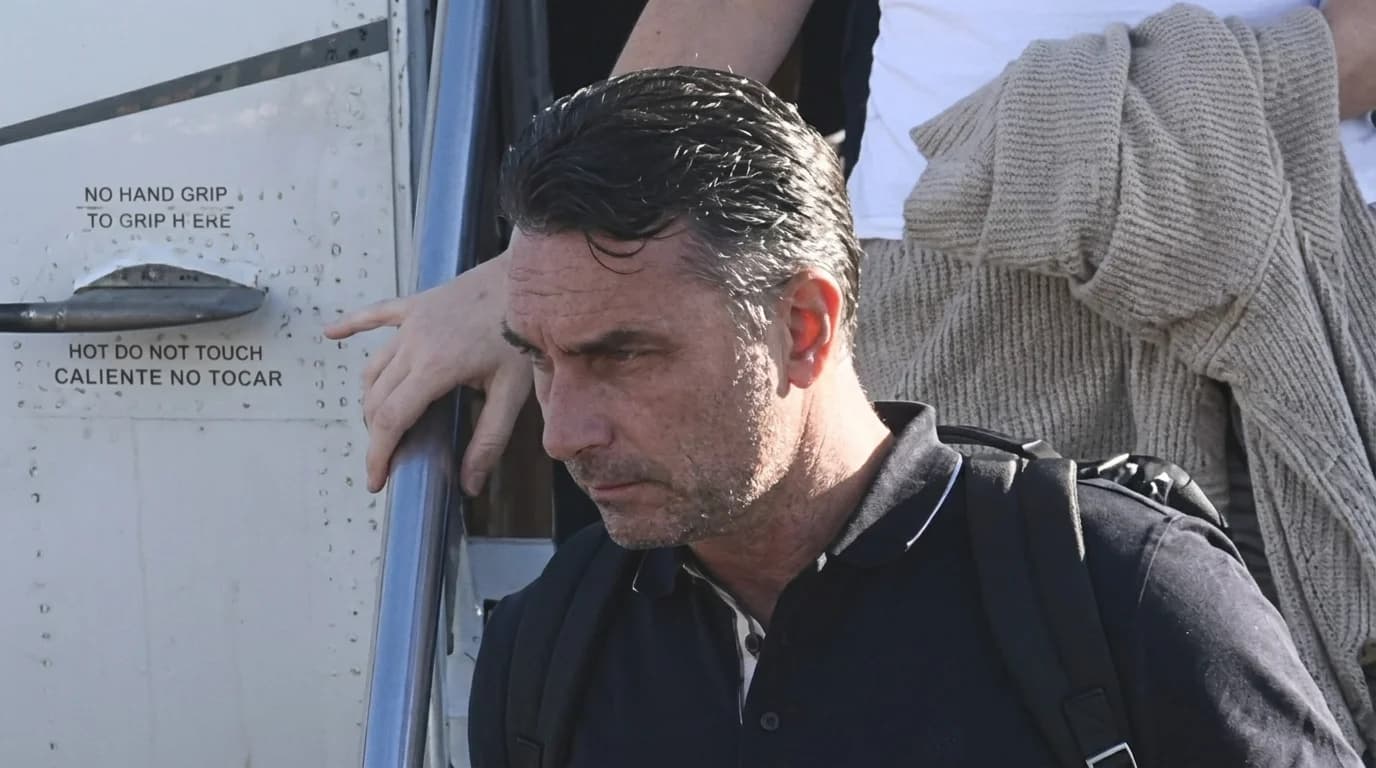FLÁVIO BOLSONARO ESCREVE CARTA GOLPISTA ONDE SE DECLARA VERDADEIRO PRESIDENTE DO BRASIL