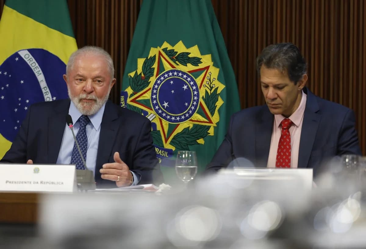 Lula firma isenção do Imposto de Renda para brasileiros que recebem até dois salários mínimos. Veja como funciona.