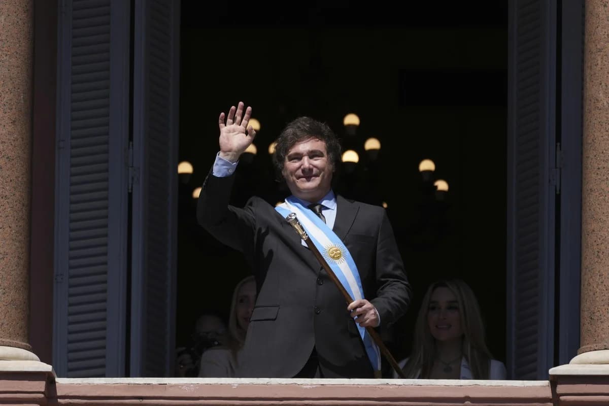 Indígenas são expulsos de praça na Argentina após Milei interditar bloqueio de ruas