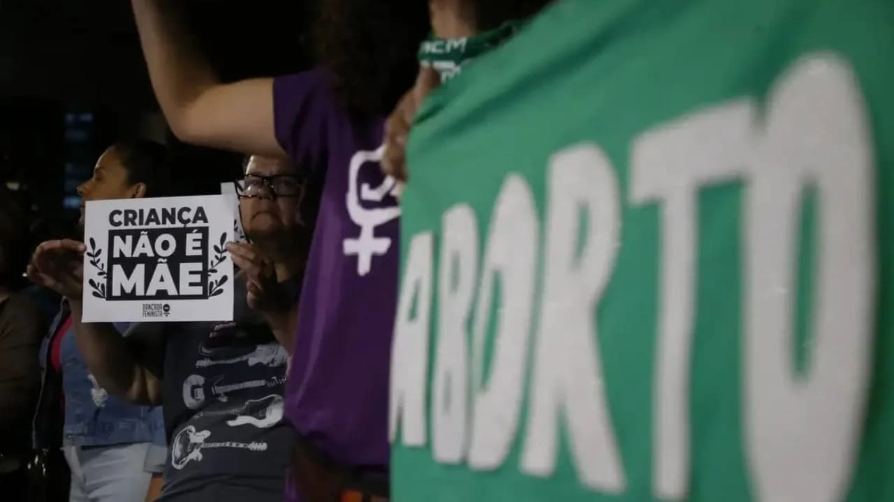 Menina estuprada de 13 anos recebe permissão da Justiça para abortar