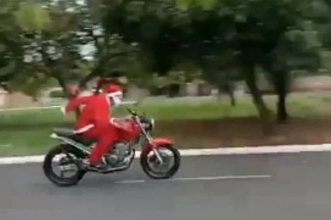 Perseguição policial a motoqueiro fantasiado de Papai Noel termina com capotamento de viatura