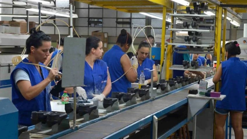 Indústria brasileira mostra sinais de melhora apesar de desafios enfrentados: produtividade tem crescimento de 0,7%