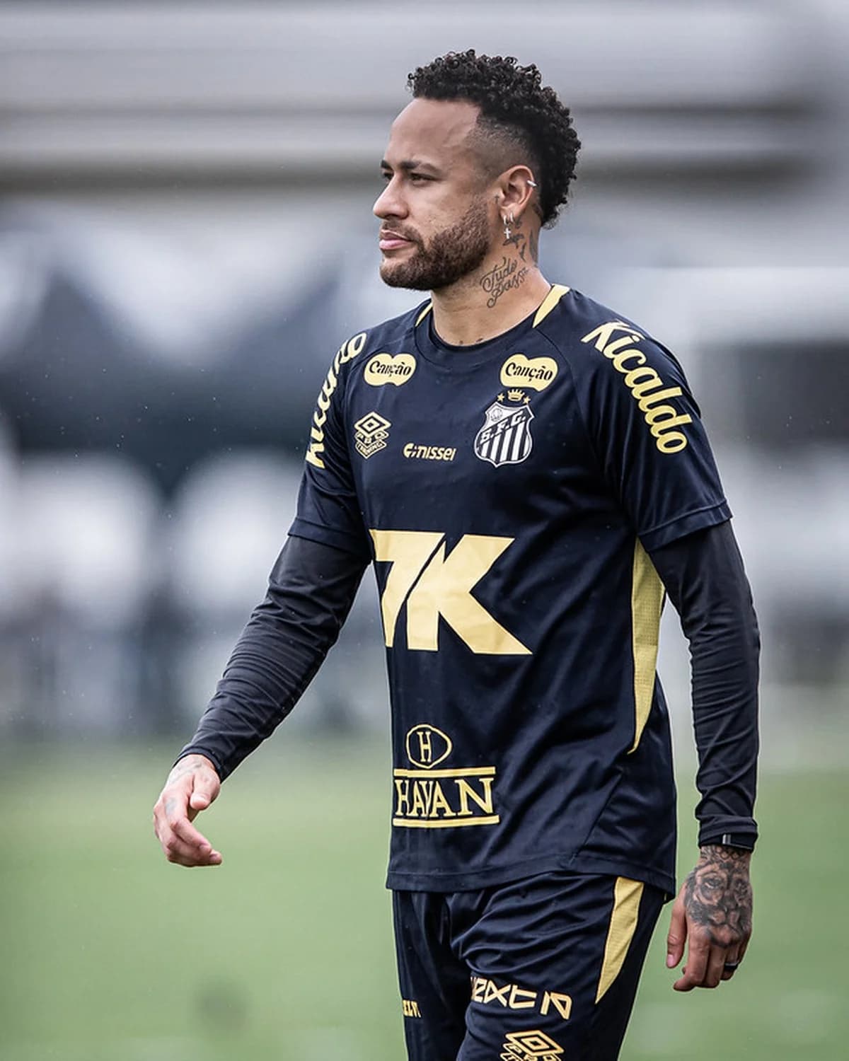 Rebaixamento trava futuro de Neymar no Santos