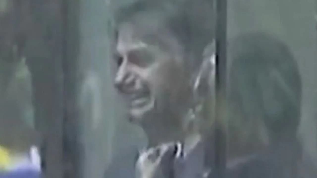 Vídeo desmonta versão da defesa: Bolsonaro ri após prisão na PF