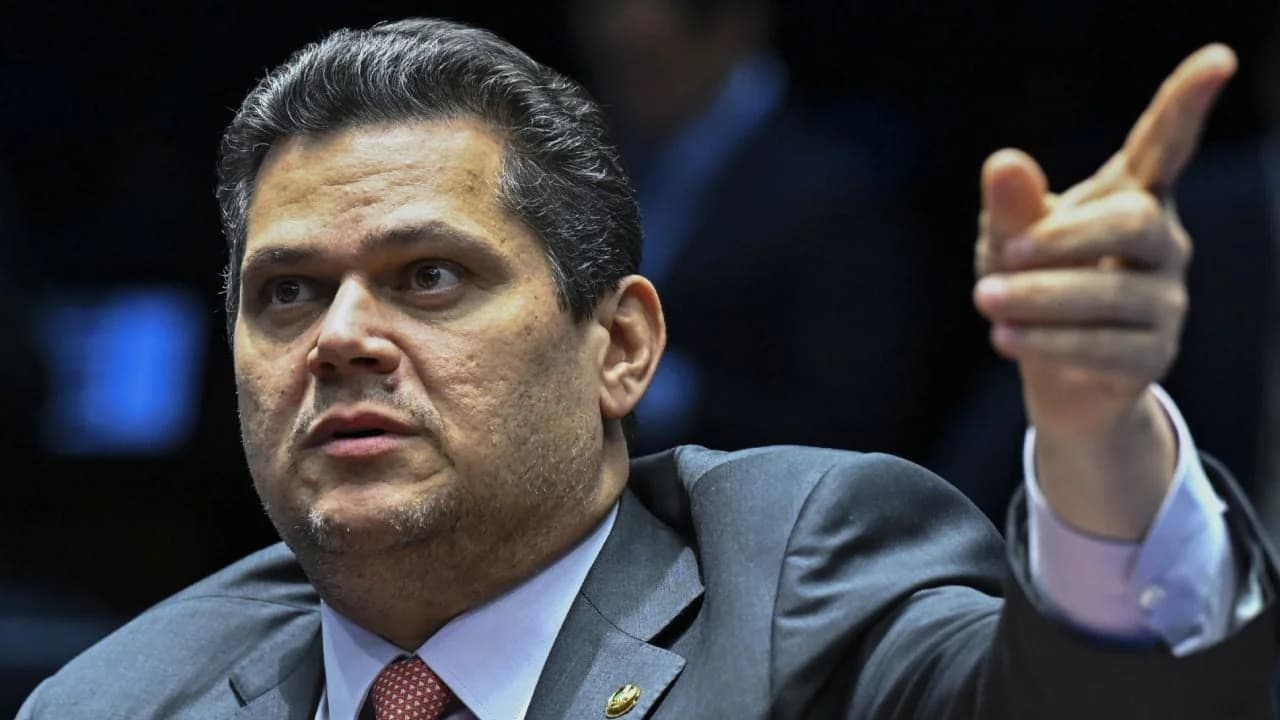 Alcolumbre usa domingo para atacar Lula e apressar sabatina do STF
