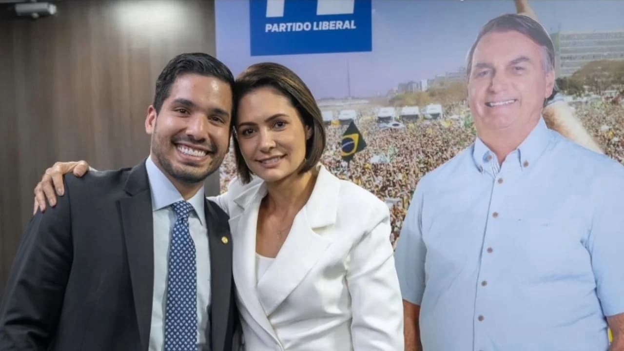 Crise no clã Bolsonaro: Michelle impõe derrota e Flávio chora