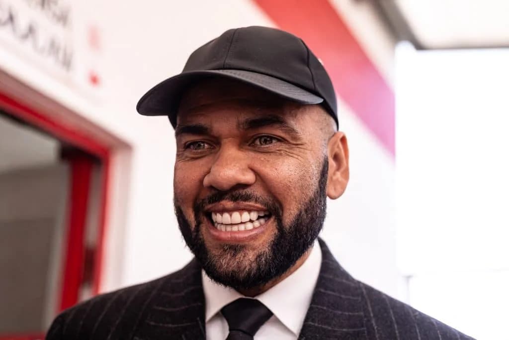 Daniel Alves invoca Espírito Santo em apoio a Flávio Bolsonaro