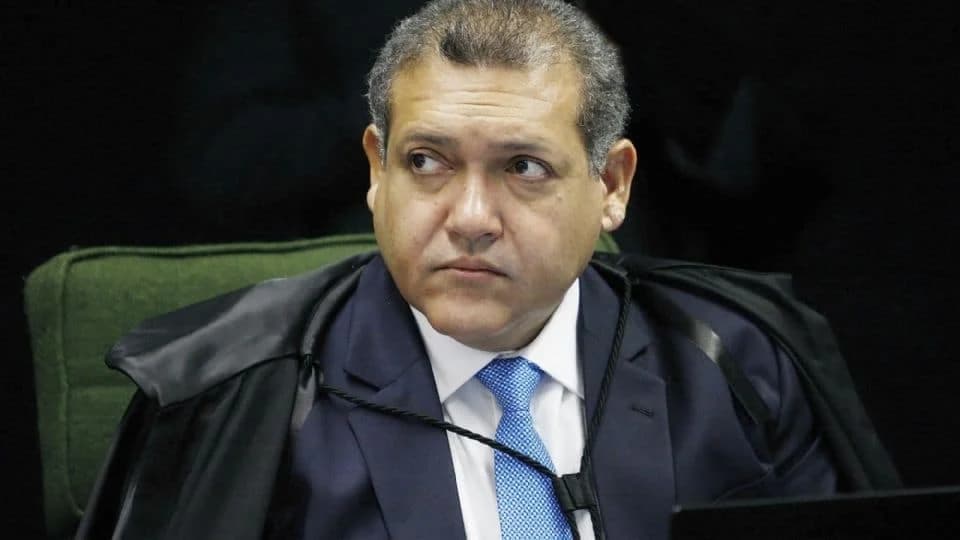 TSE retira jornal de circulação após ação de Flávio Bolsonaro