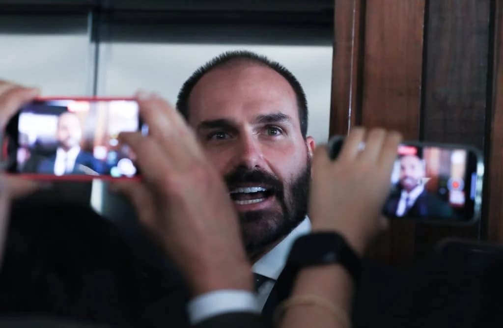 Condenado, Eduardo Bolsonaro diz que não cumprirá pena no Brasil