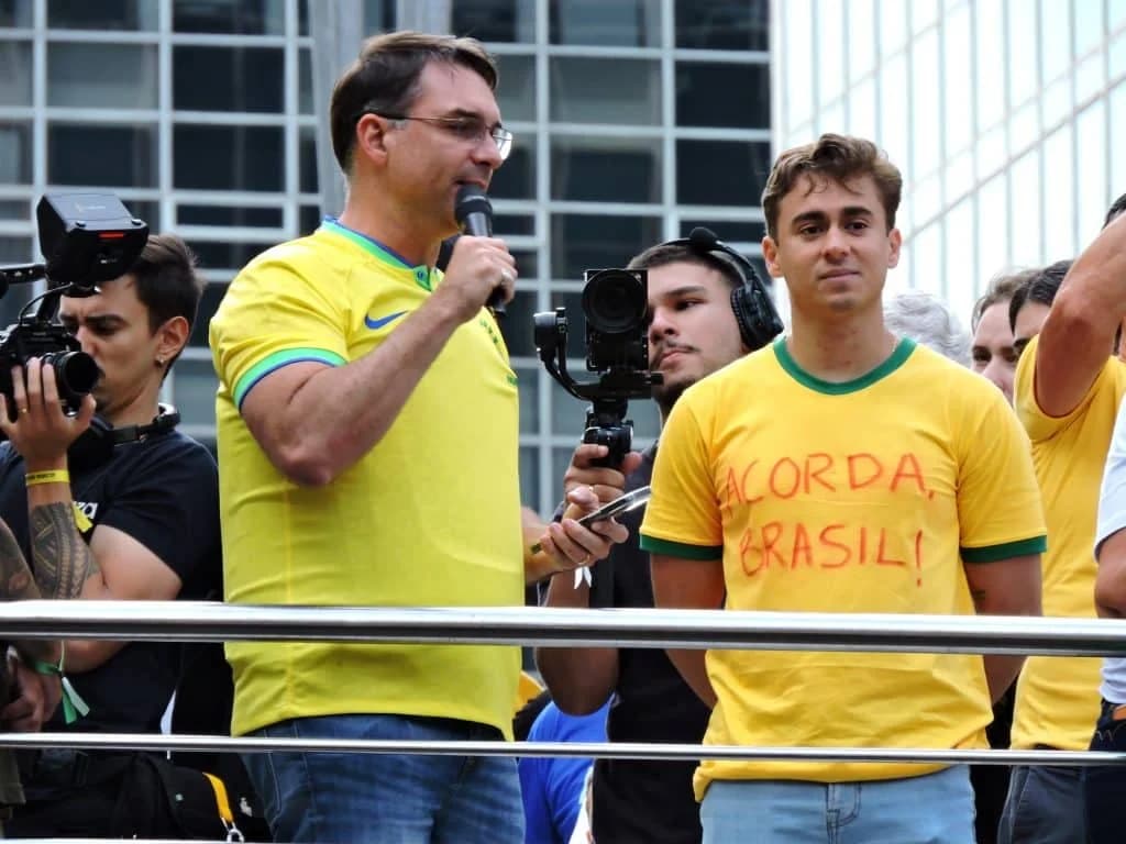 TSE manda retirar ataques de Flávio e Nikolas contra Lula