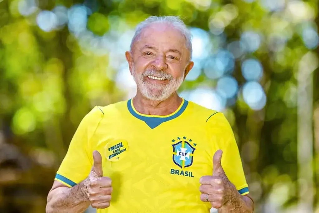 Ofensiva digital: Lula resgata verde e amarelo e causa desespero no bolsonarismo