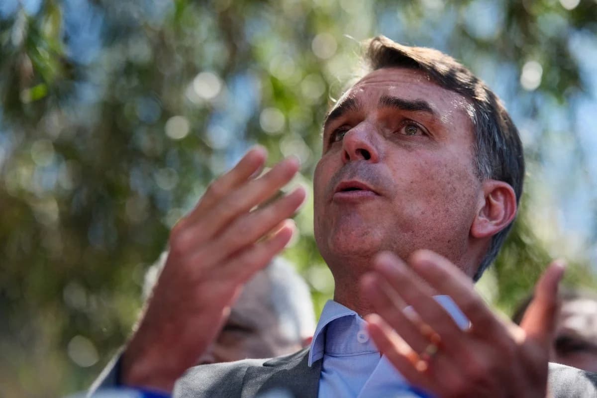 Aliados de Flávio Bolsonaro entram em pânico com possível ação da PF na reta final