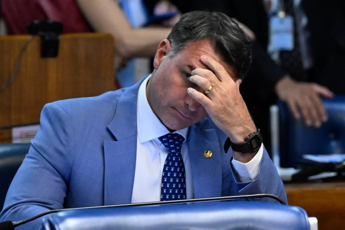 Contrato suspeito de Flávio Bolsonaro com empresa de IA vira alvo da Polícia Federal
