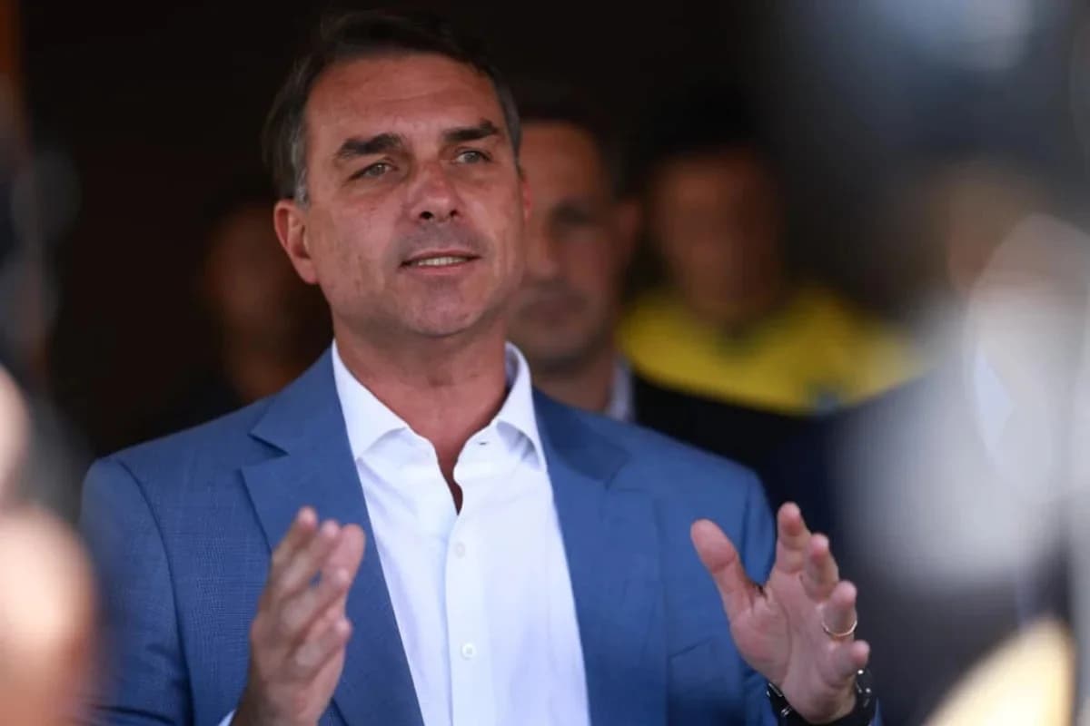 Ameaça aos trabalhadores: Flávio Bolsonaro tenta derrubar fim da escala 6x1