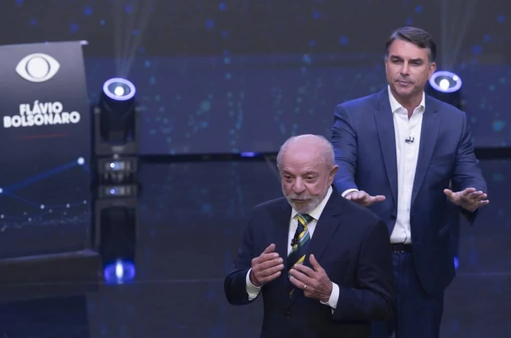 Armação em debate: Flávio Bolsonaro treinou provocações para tentar ofuscar Lula