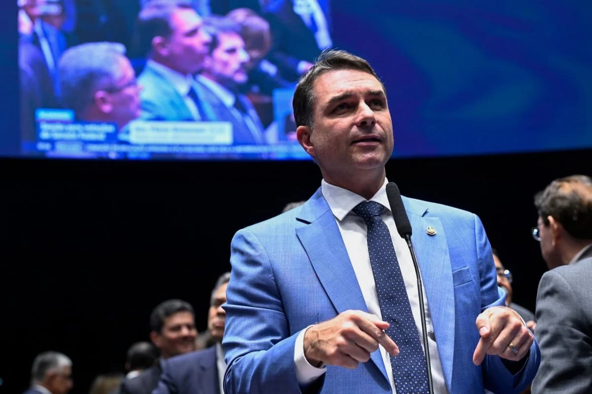 Escândalos financeiros: líderes pedem CPMI para investigar Flávio Bolsonaro