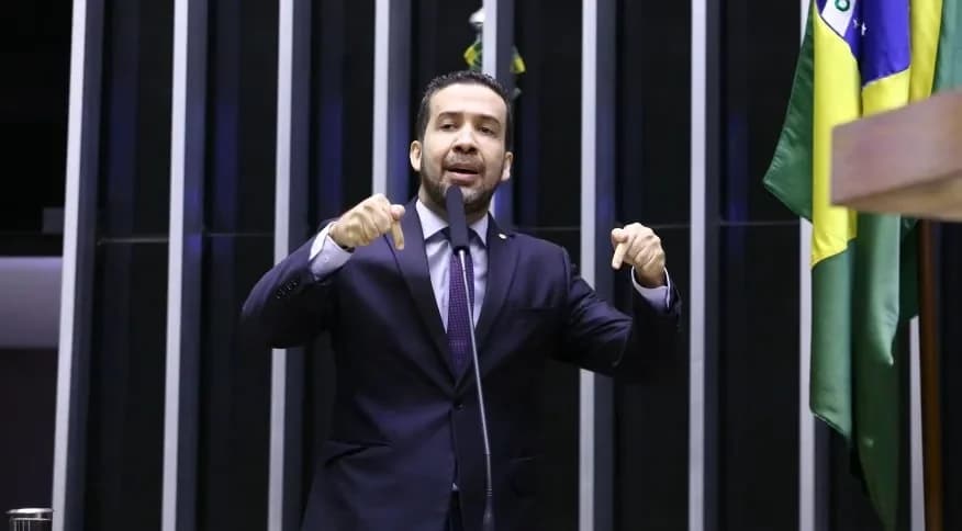 Janones tem alta confirmada após susto cardíaco e convoca mobilização por Lula