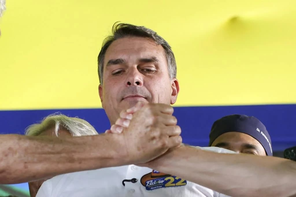 Escândalo: Flávio Bolsonaro articulou para colocar amigo investigado na fiscalização de juízes