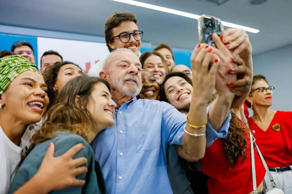 Lula cresce e encosta em Flávio Bolsonaro na reta final da eleição