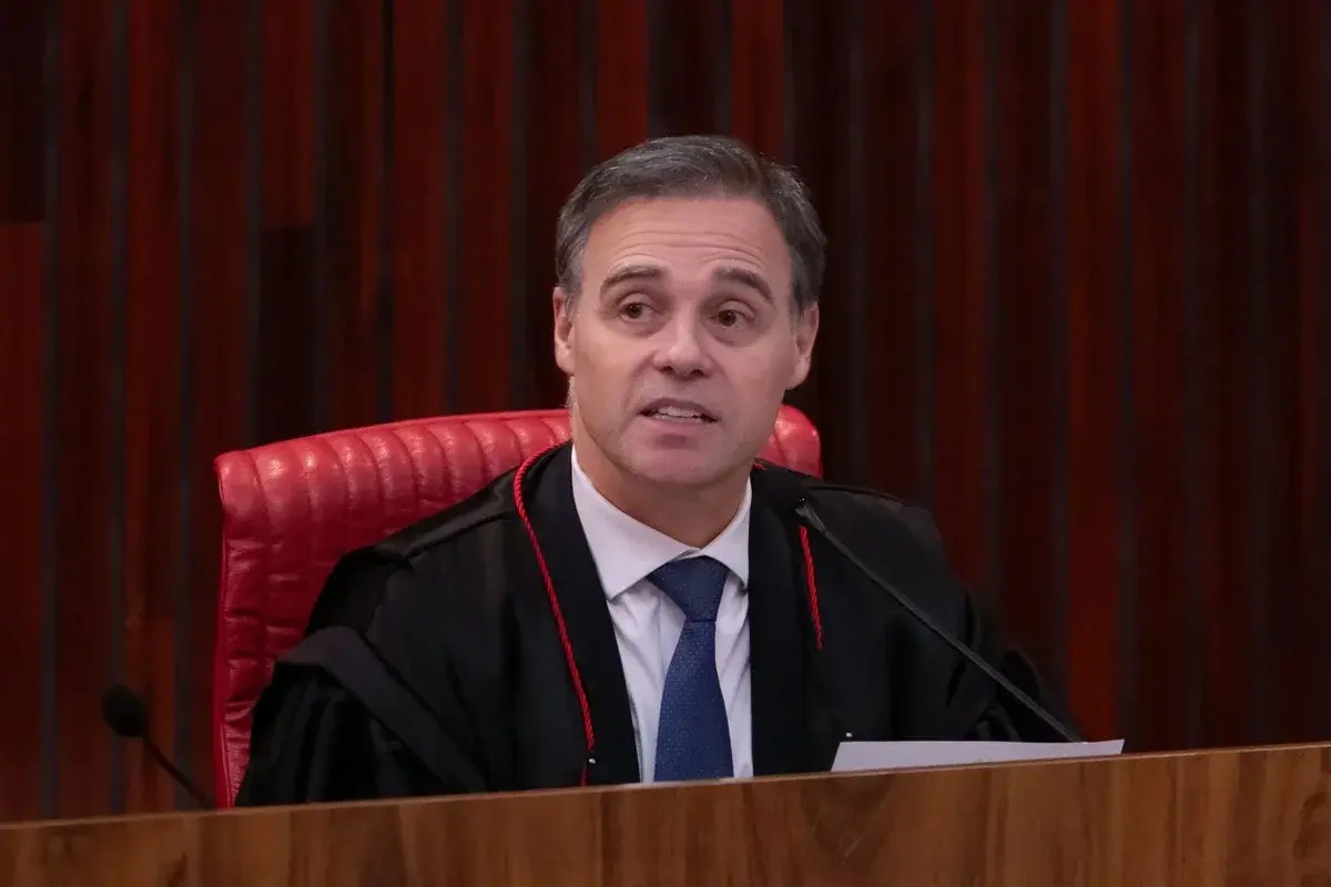 TSE rejeita ação de Flávio Bolsonaro contra Lula sobre vídeo que expõe o clã
