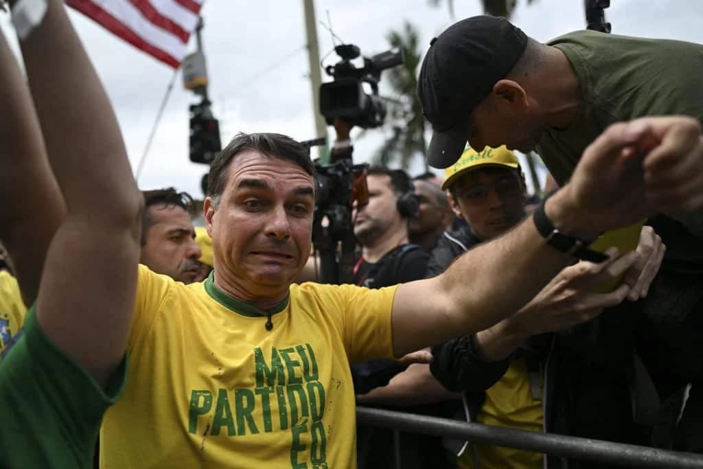 Alerta aos trabalhadores: plano de Flávio Bolsonaro mira jornada e revogação de medidas de Lula